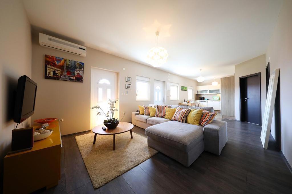 Luxury Apartment Rougemarin Pakostane Exterior photo